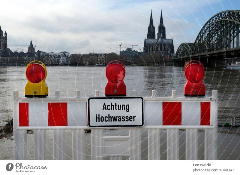 Extremes Wetter: Warnschild am Eingang einer überfluteten Fußgängerzone in Köln, Deutschland Klima Klimawandel Desaster Extremwetter fluten überflutete Straße