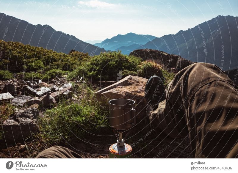 Kaffeepause in den Bergen wandern Camping Pause Landschaft ausblick berglandschaft Berge u. Gebirge kochen Natur Erholung Sommer Urlaub reisen entdecken