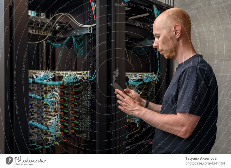 Mann Rechenzentrumstechniker bei der Server-Wartung Infrastruktur Techniker Datenzentrum Flugzeugwartung Ingenieur Ablage Kabel ersetzt Klinge montiert Sehne