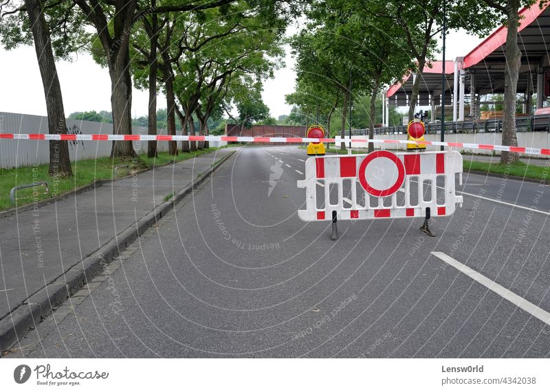Extremwetter - gesperrte Straße nach dem Hochwasser in Düsseldorf, Deutschland abgesperrt Desaster nicht eingeben leer fluten niemand Straßensperrung Ermahnung
