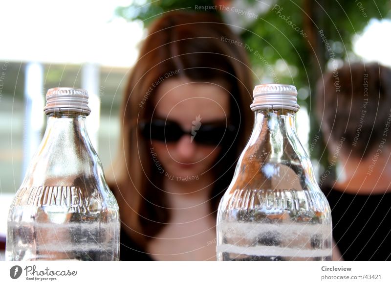Hinter Glas Frau Unschärfe Sonnenbrille Brille Flasche Gesicht sitzen