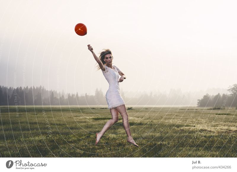 Ballonsprung feminin Junge Frau Jugendliche Erwachsene Körper springen leuchten Farbfoto Morgen Bewegungsunschärfe
