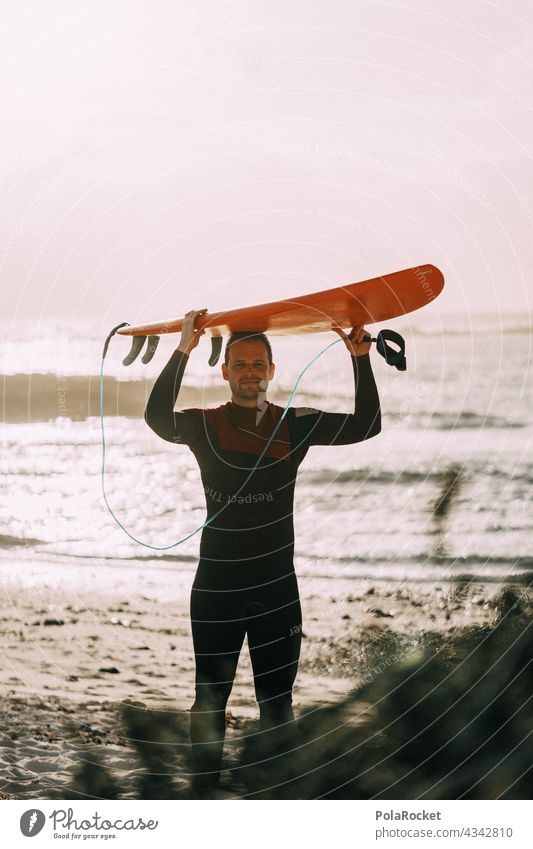 #AS# Surfer mit tragender Rolle Surfen Surfbrett Surfschule Surfers Paradise Board Fuerteventura Kanarische Inseln Wassersport Extremsport Meer Wellen Strand