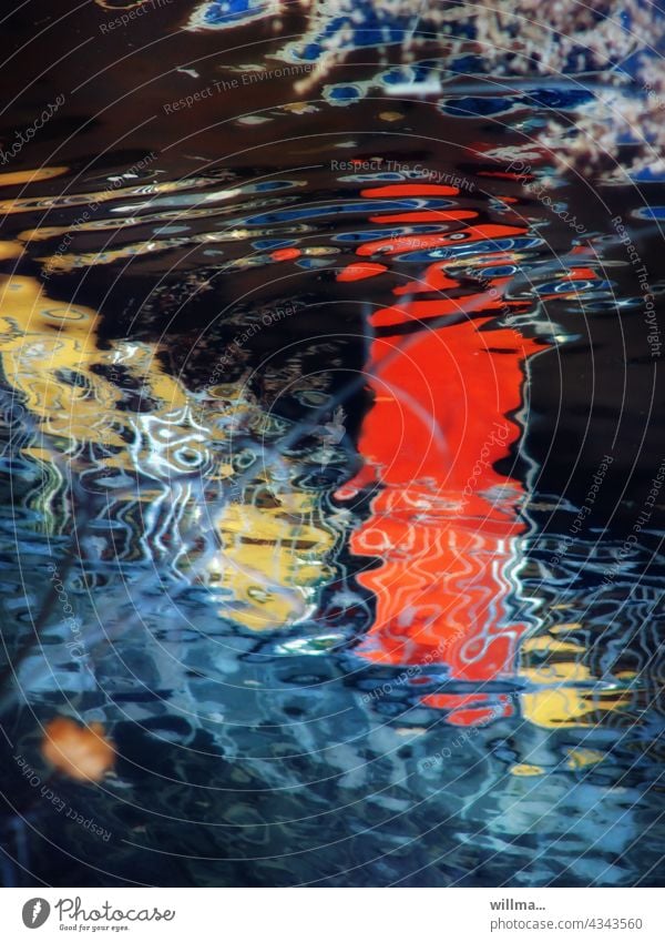 surreal - owl kitten and red face in watercolor Wasser Spiegelung bunt Reflexion & Spiegelung Spiegelung im Wasser Pfütze Wellen kräuseln abstrakt Phantasie
