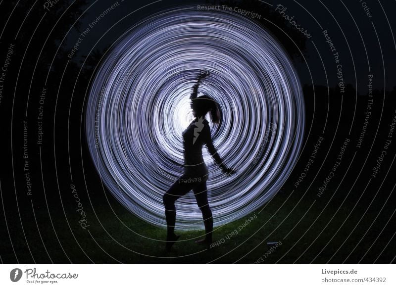 Lichtertanz Mensch feminin Frau Erwachsene Körper 1 30-45 Jahre Kunst Künstler Maler drehen leuchten Tanzen ästhetisch elegant hell schön verrückt schwarz weiß