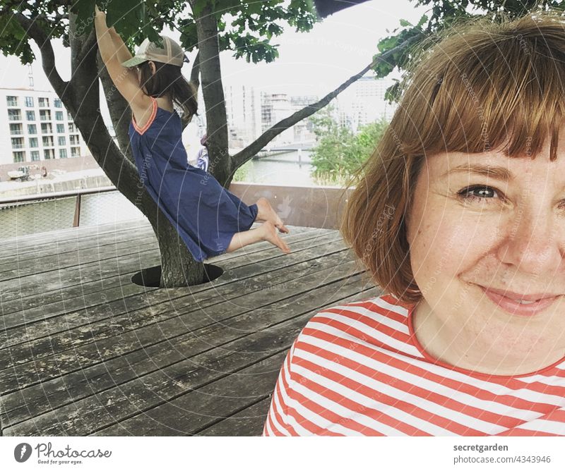 [PARKTOUR HH 2021] Selfie mit Nike :-) Gesicht Frau Kind Freude Lebensfreude Porträt Glück Fröhlichkeit Lächeln schön Erwachsene Außenaufnahme niedlich Spielen