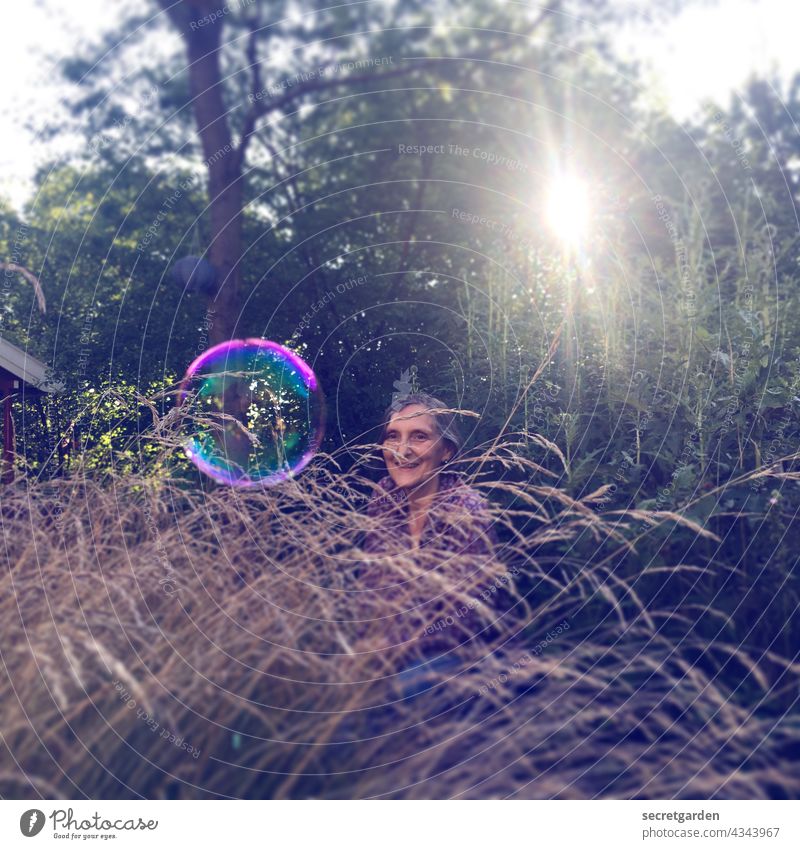 [PARKTOUR HH 2021] Das Kind in ihr Seifenblase Garten Frau hocken Spiel spielen spielerisch Gras grün Sommer lachen fröhlich Sonne sonnig warm spass Spaß Glück