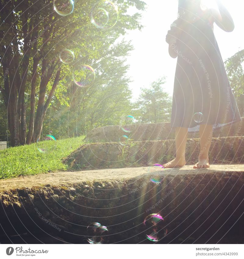 [PARKTOUR HH 2021] schillernde Persönlichkeit Seifenblasen Kindheit Sonnig Sommer Gegenlicht Mädchen Freude Fröhlichkeit Glück Spaß spielen im Freien niedlich