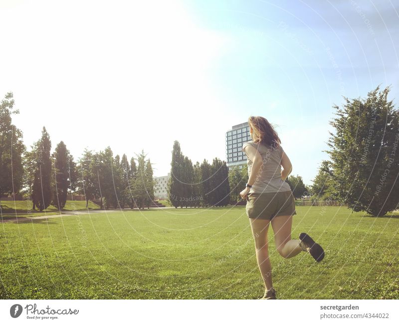 [PARKTOUR HH 2021] Auf in den Sonnenaufgang! laufen joggen Sonnenlicht Morgendämmerung hell rothaarig Sommer Spass Rasen Park Ferne Bäume Himmel blau grün Natur