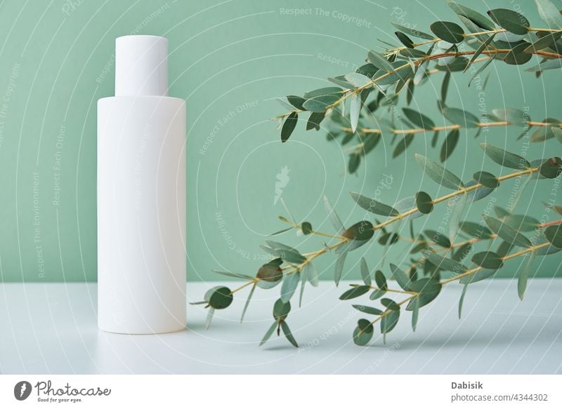 Natürliche kosmetische Creme Flasche auf grünem Hintergrund mit Pflanze Produkt Kosmetik Schönheit Paket Attrappe kennzeichnen Sauberkeit hygienisch Lotion