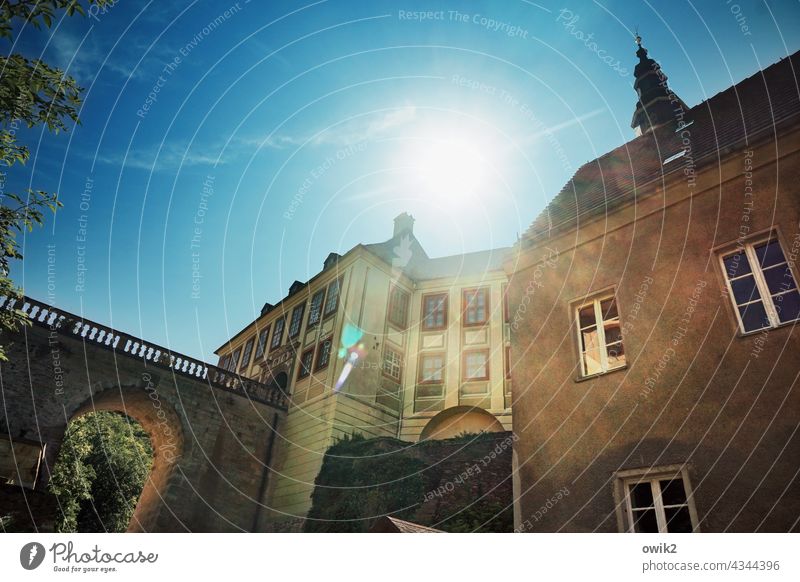 Schloss Weesenstein Gegenlicht Außenaufnahme Himmel Barockschloss Sächsische Schweiz Sachsen Farbfoto Sonne leuchtend strahlend glänzend Häuser Idylle