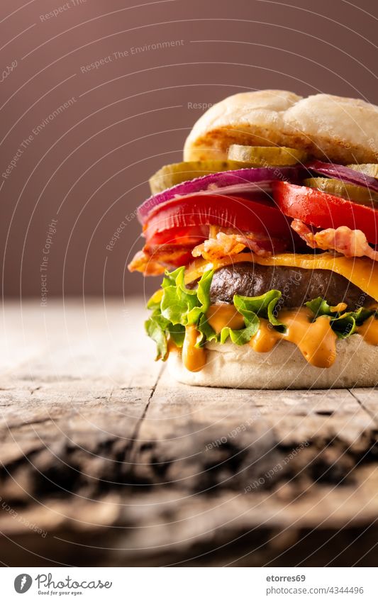 Rindfleisch-Burger mit Käse und Speck Amerikaner Brot braun Cheeseburger lecker essen Fastfood Lebensmittel Fries Hamburger selbstgemacht Bestandteil Salat