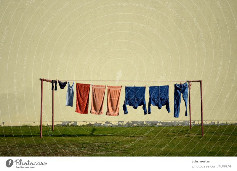 Waschtag Häusliches Leben Haus Mauer Wand Bekleidung Hemd Hose Jeanshose Strümpfe Unterwäsche Wäscheständer Wäscheleine Ordnung planen Farbfoto Außenaufnahme