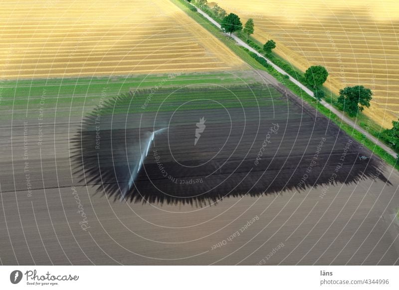 Bewässerung - grüner Daumen kunstregen Wasser Landschaft Landwirtschaft acker Felder feldweg Weg Trockenheit luftaufnahme Drohnenaufnahme blick nach unten