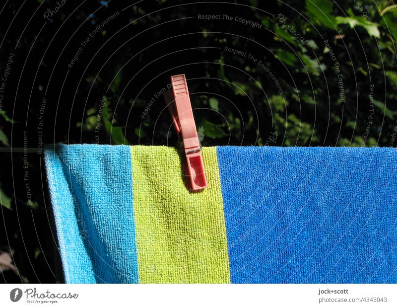Wäscheklammer hält Badetuch an der Leine Wäscheleine hängen trocknen Sauberkeit Alltagsfotografie Hintergrund neutral authentisch Ordnungsliebe Muster Qualität