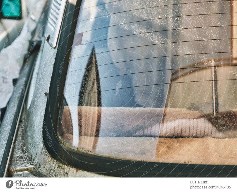 Detailaufnahme ins Innere eines alten Trabant durch die Scheibe, Lichter und Spiegelungen Zerfall Auto Trabbi Zerstörung Zahn der Zeit marode beige trist