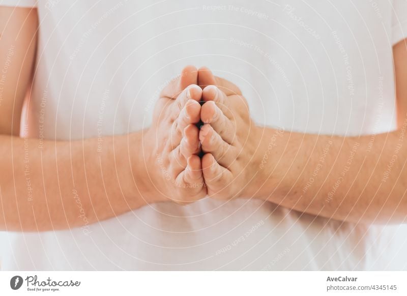 Betende Hände mit Glauben an Religion und Glaube an Gott auf dunklem Hintergrund. Kraft der Hoffnung oder Liebe und Hingabe. Gebet Position beten geistig