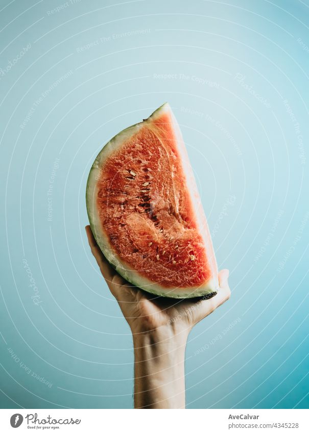 Hände packen ein Stück Wassermelone Draufsicht Mock-up mit Kopie Raum Sommer Konzept Person Vegetarier Kinder Frische Glück Gesunde Ernährung Erfrischung