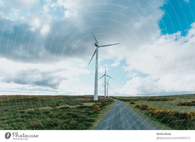 Windturbinen Windmühle Energie auf der Natur, während eines super sonnigen Tages, mit Kopie Raum und viel Luft Elektrizität Kraft regenerativ Turbine elektrisch