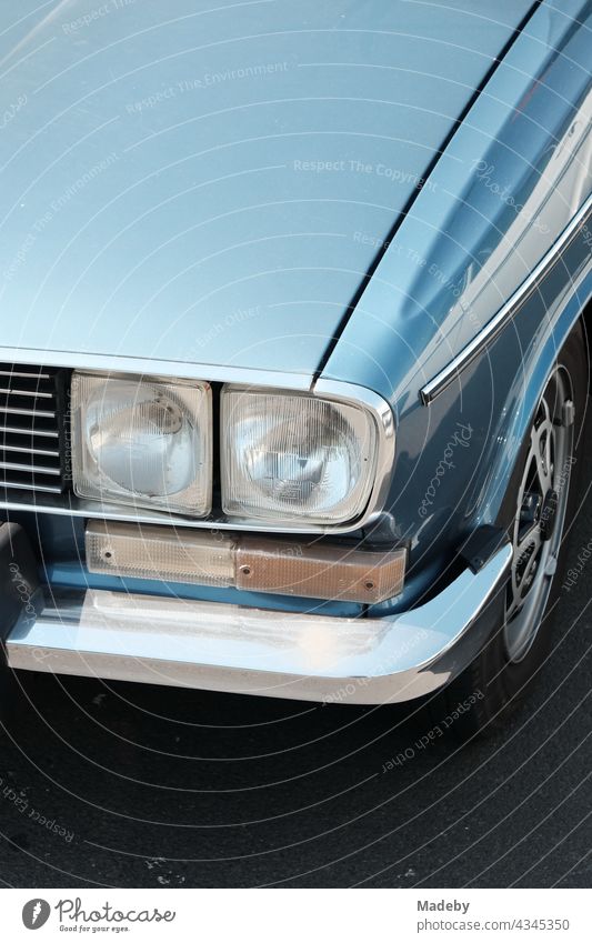Eckige Doppelscheinwerfer einer blauen französischen Limousine der Siebziger Jahre mit glänzendem Chrom im Sonnenschein bei den Golden Oldies in Wettenberg Krofdorf-Gleiberg bei Gießen in Hessen