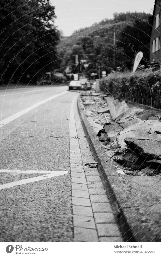 Durch Flutkatastrophe zerstörter Bürgersteig im Volmetal (Hagen, NRW) Unheil Schäden Schaden Katastrophe Zerstörung kaputt gebrochen Gefahr Wasserschaden
