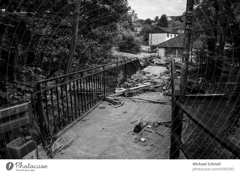 Durch Flutkatastrophe zerstörte Fußgängerbrücke im Volmetal (Hagen, NRW) Hochwasser Überschwemmung Klimawandel Wasser Unwetter Katastrophe Regen Zerstörung