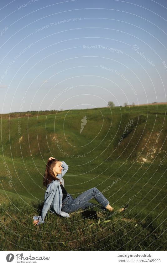 Junge Frau sitzt auf grünem Gras Hügel und Gefühl entspannen auf Sommer sonnigen Tag Berge u. Gebirge jung Ackerbau Menschen Pflanze sich[Akk] entspannen Straße