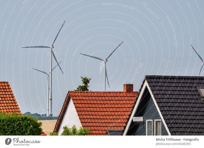 Windräder und Wohnhäuser Windkraftanlage Erneuerbare Energie Technik & Technologie Energiewirtschaft Elektrizität Strom Nachhaltigkeit Himmel Wolken Sonne