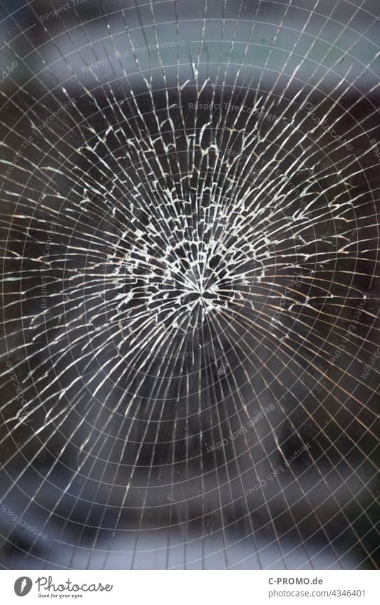 Glasschaden Glasscheibe glasbruch Versicherungsschaden Unfall defekt Schaufenster schaufensterscheibe Fensterscheibe kaputt risse Glassplitter Fußball