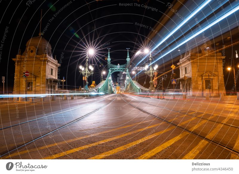 Freiheitsbrücke in Budapest in der Abendzeit, Langzeitbelichtung mit Lichtern vom Verkehr brige Szabadság híd versteckte Ungarn Brücke europa beleuchtet