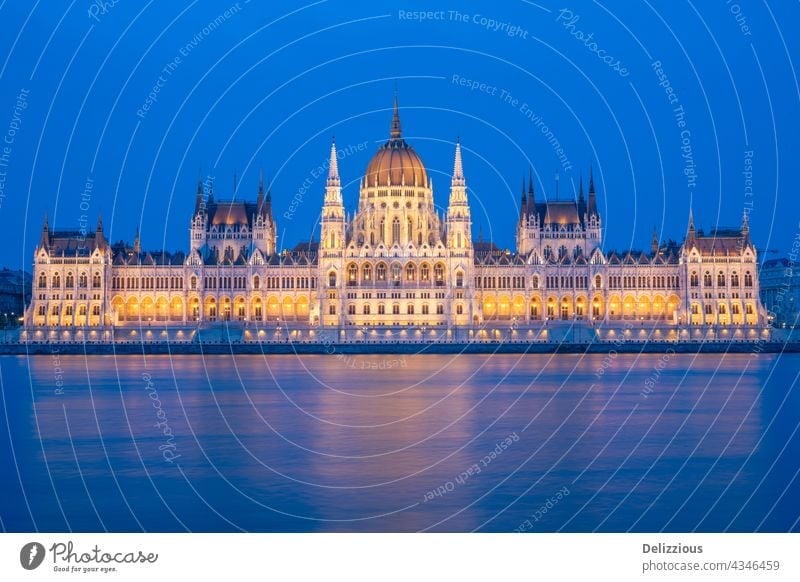 Das berühmte Parlamentsgebäude in Budapest, Ungarn während der blauen Stunde, beleuchtet europa Gebäude Stadtleben Stadtlandschaft Architektur im Freien Fluss