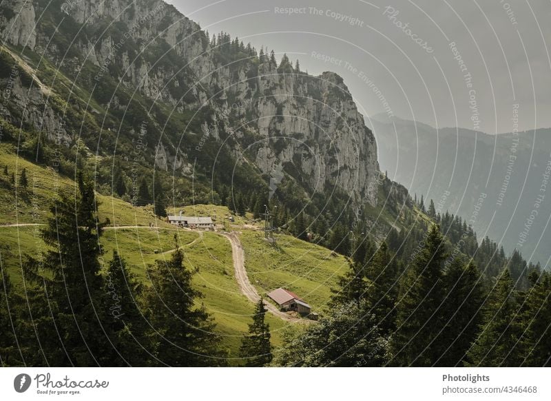 Hütten im Gebirge Weg Straße Fels Chiemgau Alpen Einkehr Baum grau grün Berge u. Gebirge Landschaft Außenaufnahme Natur Farbfoto Menschenleer Felsen Gipfel