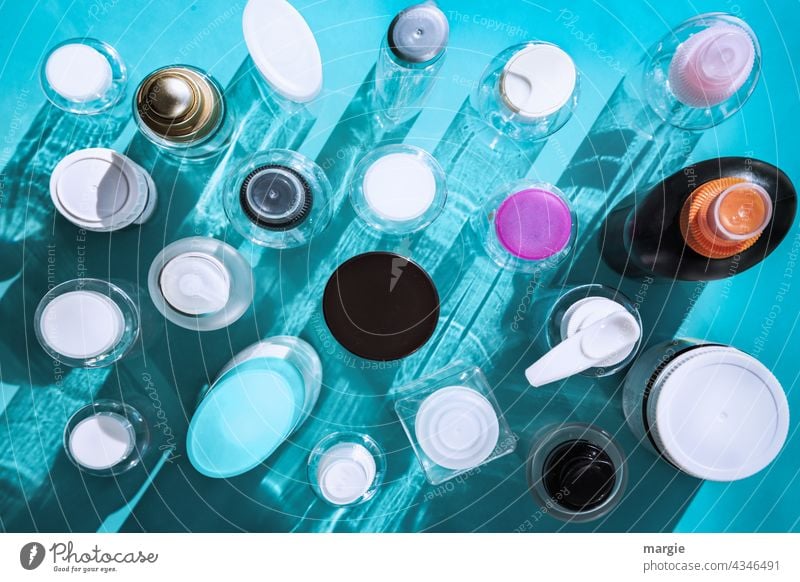 Kunststoff- Plastik- Flaschen mit Schatten Dinge Detailaufnahme blau Flaschenverschluss Kosmetik Kosmetikprodukte Kosmetikartikel Verpackungen schädlich