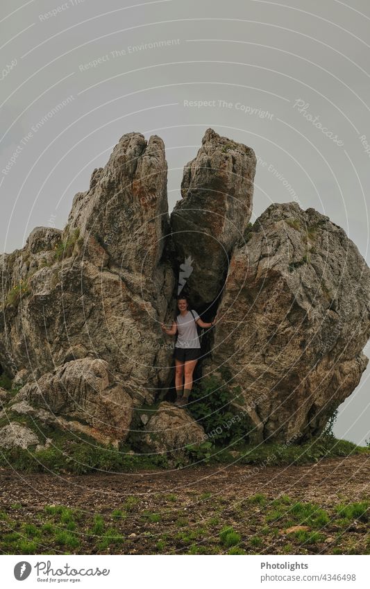 Junge Frau zwischen zwei Felsen extrem Aktion trekking Ferien & Urlaub & Reisen Aufstieg wandern Landschaft Felslandschaft Felswand Natur Berge u. Gebirge
