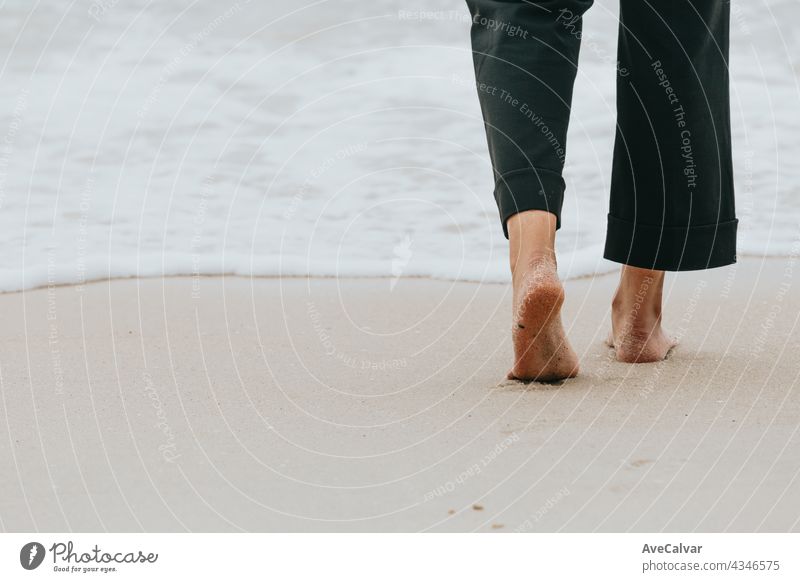 Nahaufnahme der Rückseite der Füße einer Frau zu Fuß am Strand während eines sonnigen Tages Person Schritt Fußspur Erholung Spaziergang Gesundheit Bein Sand