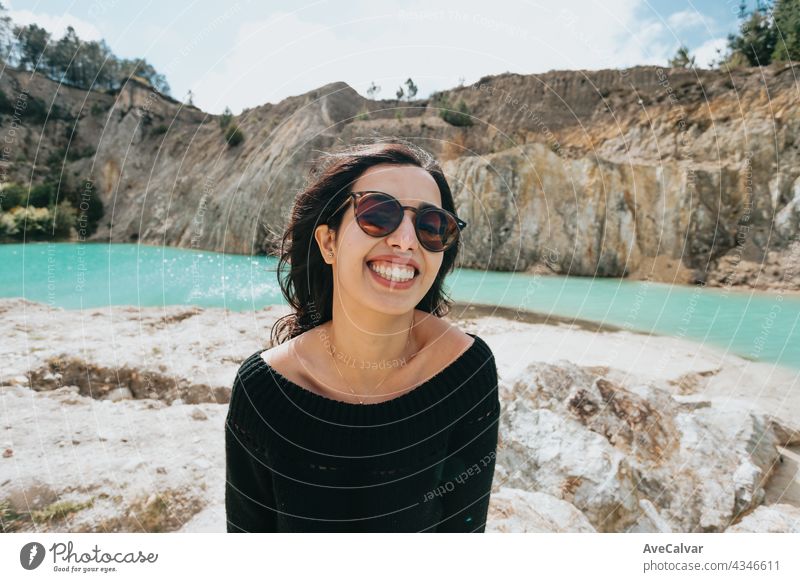 Junge marokkanische Frau mit Sonnenbrille auf einem tropischen See mit kristallblauem Wasser, Urlaub und Urlaub Konzept Dame Lächeln Person hübsch genießen
