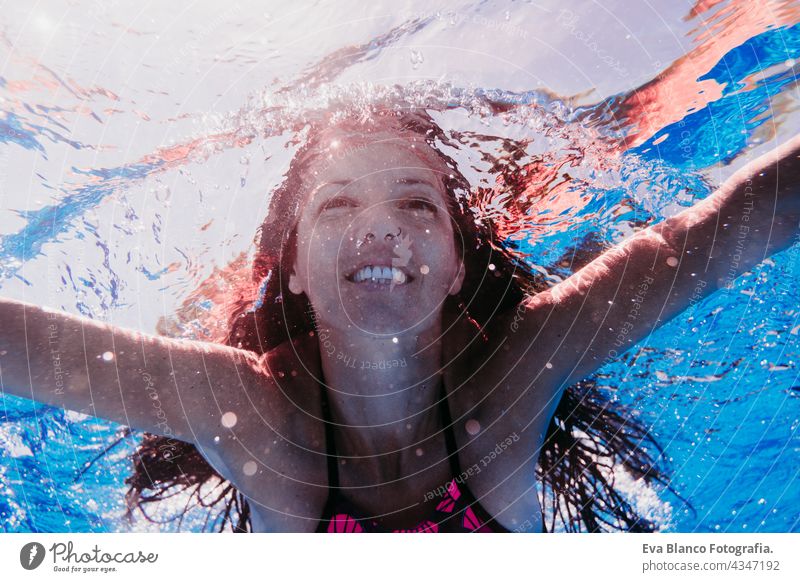 glückliche kaukasische Frau Tauchen im Schwimmbad. Unterwasser-Ansicht. Sommerzeit und Urlaub Konzept unter Wasser Spaß Liebe Blauwasser sonniger Tag im Freien