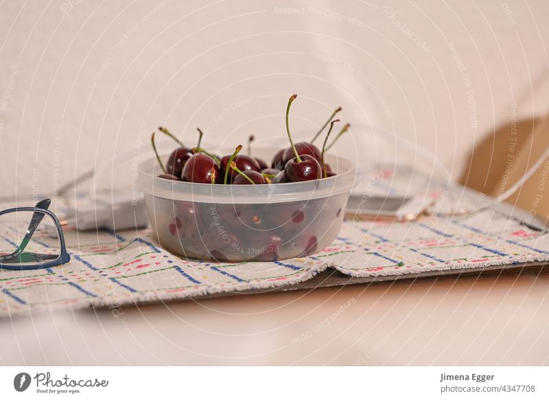 Kirschen in Schale Obst Tablett Brille Handy Deckchen Plastikschale
