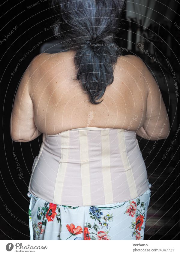 Frau trägt Lombo-Sakral-Korrekturkorsett Erwachsener kurvenreich fettleibig Fett Behandlung Verletzung schienen sakral Gesundheit Gerät Klammer Körperhaltung