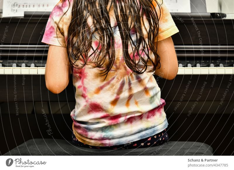 Kind übt Klavier Instrument lernen üben Bildung nasse Haare Tasten Klavier spielen Musik Musikinstrument musizieren Tasteninstrumente Freizeit & Hobby
