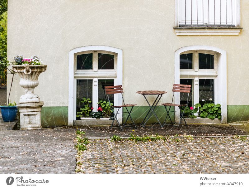 Auf dieser improvisierten Terrasse kann man im Sommer sehr schön zusammen Kaffee trinken Garten Vorgarten Haus Stühle Gartenmöbel Klappbare Stühle Klapptisch