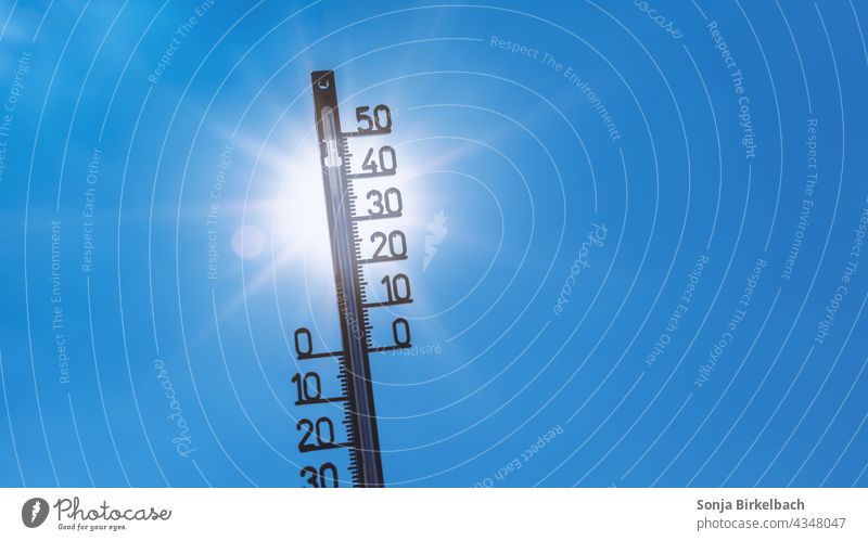 Symbolbild Hitzewelle -Thermometer vor blauem Himmel mit strahlender Sonne Hitzefrei Sommer Ferien & Urlaub & Reisen heiß Wärme Wetter Grad 30 Lufttemperatur