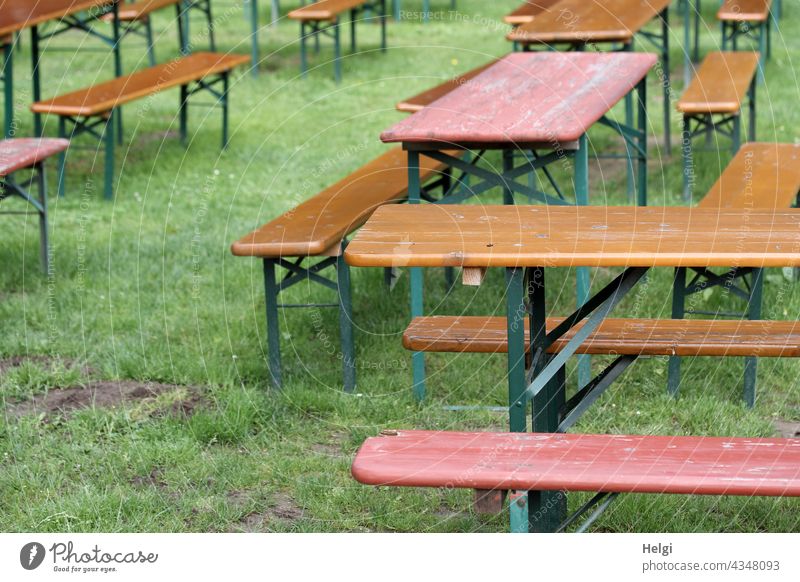 Zwischenräume | leere Tische und Bänke auf einer Wiese im Biergarten  mit Abstand in Corona-Zeiten Bank menschenleer geschlossen Gastronomie Restaurant