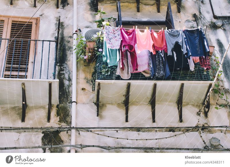 Waschtag - frische Wäsche hängt an der Wäscheleine außerhalb eines Balkons - typisch Süden - Blick nach oben Wäsche waschen Haushalt Häusliches Leben Sauberkeit