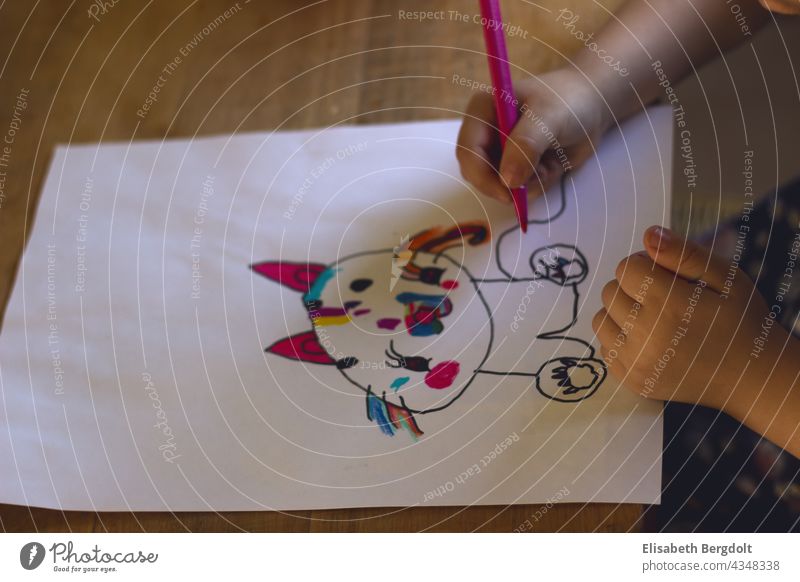 Kleines Mädchen malt eine bunte Katze am Tisch - gezeichnet & gemalt Malen Ausmalen hände Filzstifte kind mädchen kreativ sein kinderbeschäftigung