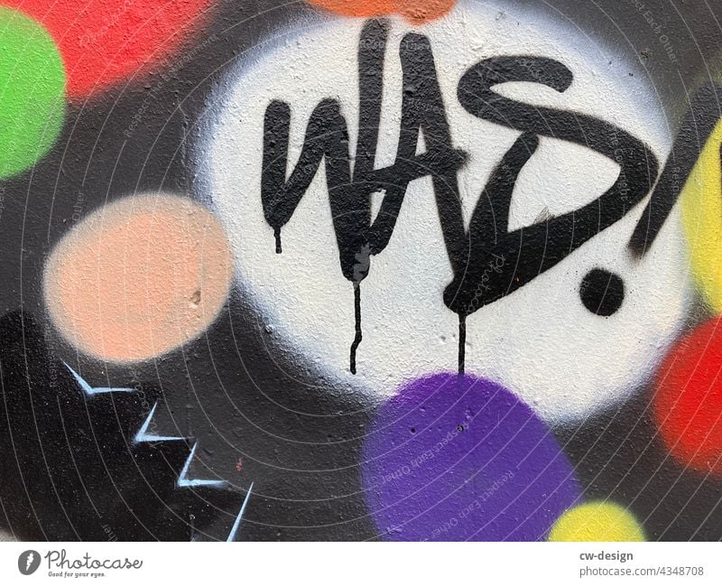 Was? - gezeichnet & gemalt Farbfoto Graffiti Wand Zeichen Außenaufnahme Jugendkultur links Gesellschaft (Soziologie) Menschenleer Buchstaben Subkultur