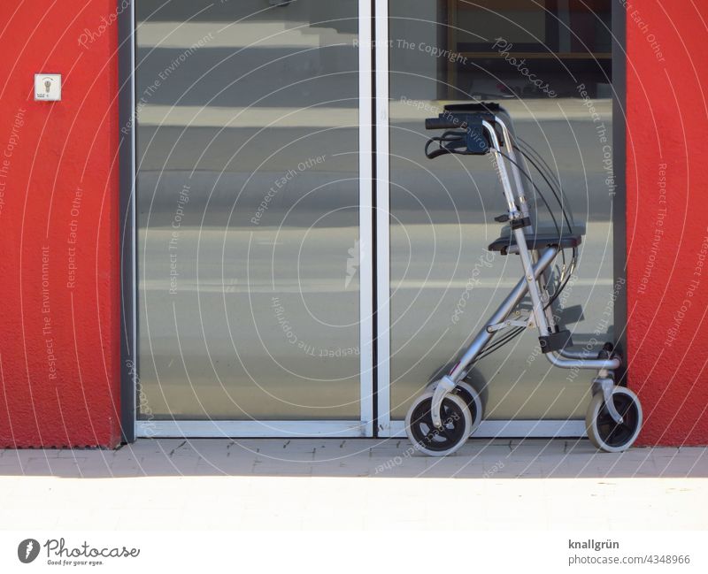 Rollator vor einer Glastür Mobilität Senior Gehhilfe Außenaufnahme Mensch Tag gehen alt Krankheit Farbfoto Spaziergang Behinderung Gesundheitswesen Handicap