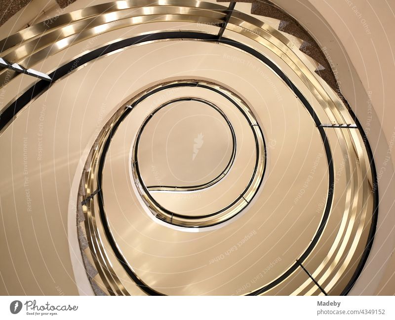Elegant geschwungene Wendeltreppe in einem denkmalgeschützten Bürogebäude der Fünfziger Jahre an der Senckenberganlage in Frankfurt am Main in Hessen Treppe