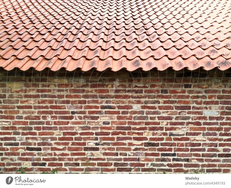 Altes Mauerwerk aus Ziegelstein und rotbraune Dachziegel eines alten Gebäude im Industriemuseum in der alten Ziegelei Lage in der Provinz bei Detmold in Ostwestfalen-Lippe