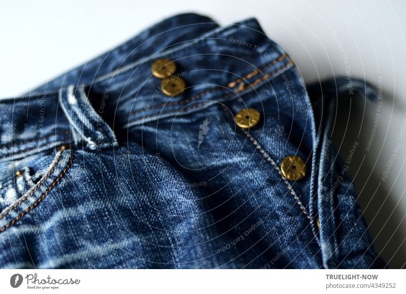 Alte Jeans Hose - abgewetzt und ausgebleicht - Knöpfe aus Metall. blau alt Metallknöpfe kupferfarben Jeanshose Mode Fashion Modefoto Textil Kleidung